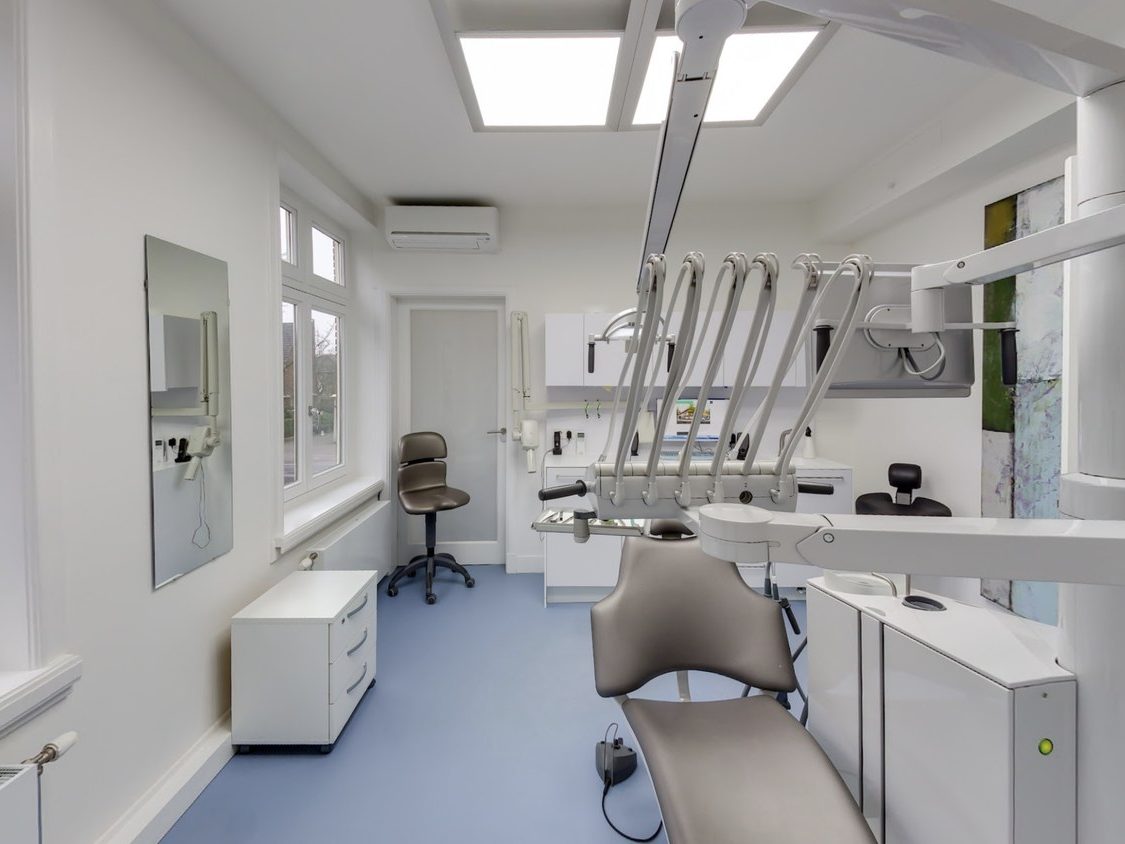 Behandelkamer met behandelstoel en werkplek