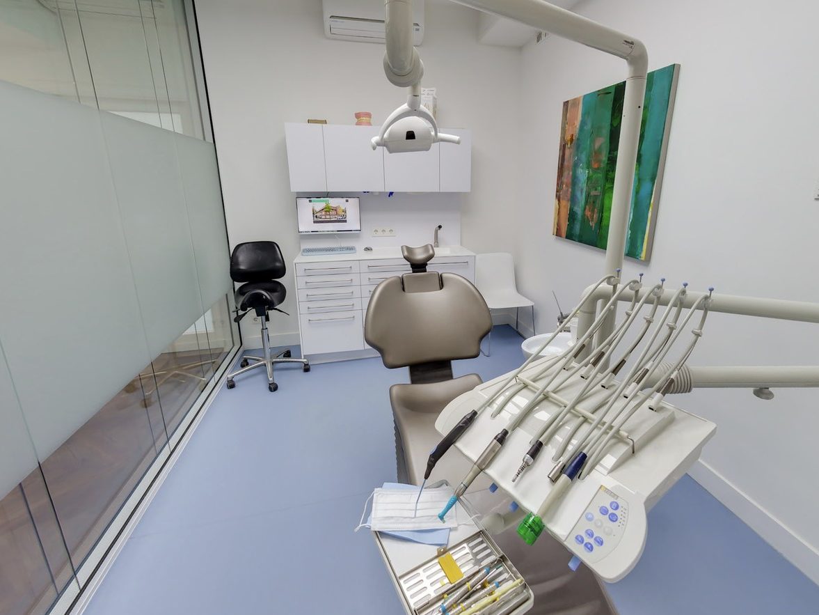 Ruime behandelkamer met daglicht