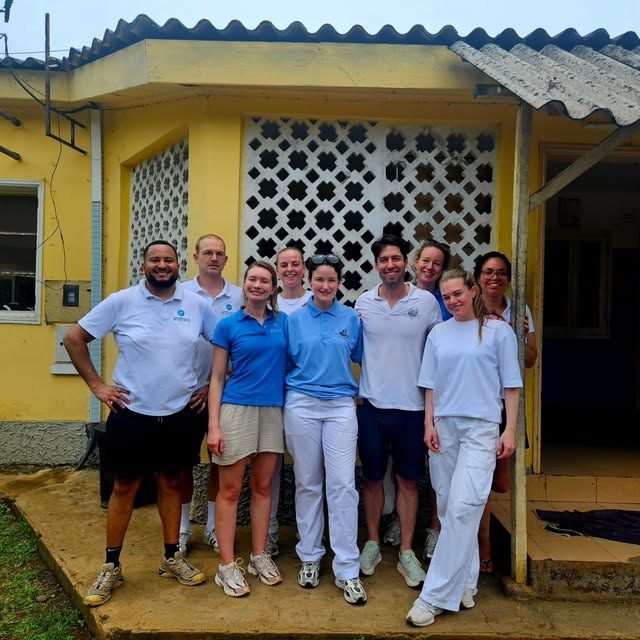 Het team van Minerva bij het vrijwilligerswerk in São Tomé